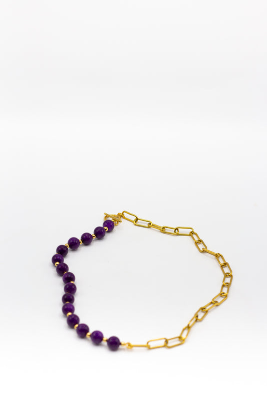 Kurze Halskette aus goldfarbenem Edelstahl und natürlichem Charoit-Stein