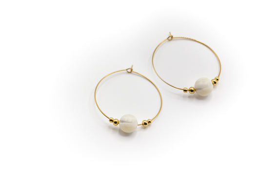 Creolen aus Naturperlen und goldfarbenem Edelstahl