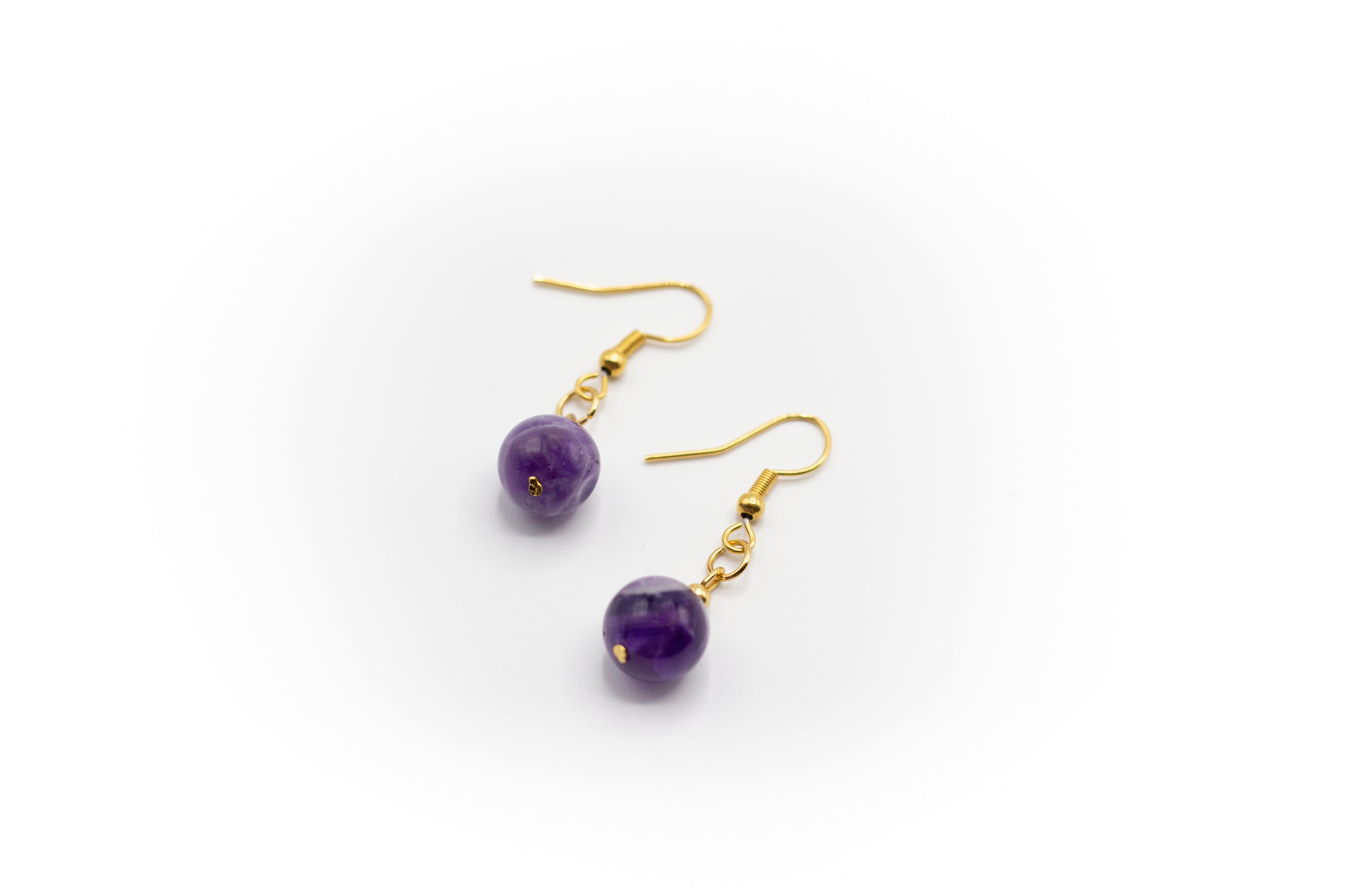 Hakenohrringe mit natürlichem Amethyststein und goldfarbenem Edelstahl