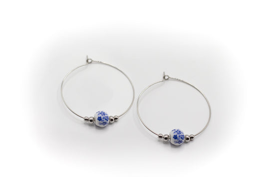 Silberfarbene Creolen aus Edelstahl mit chinesischer Keramik