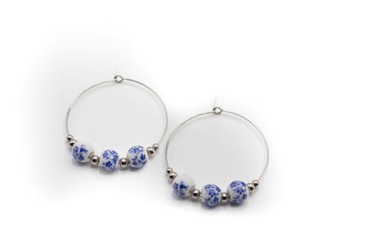 Silberfarbene Creolen aus Edelstahl mit chinesischer Keramik