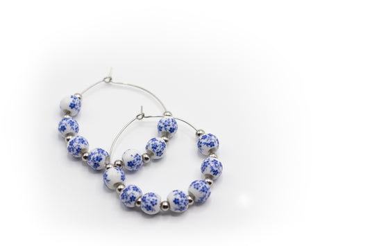 Silberfarbene Creolen aus Edelstahl mit chinesischer Keramik