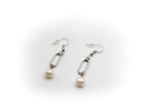 Silberfarbene Haken, Glieder und Ohrringe aus Edelstahl mit Naturperle