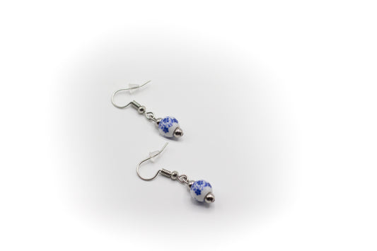 Kleine silberfarbene Edelstahl-Hakenohrringe mit chinesischer Keramik