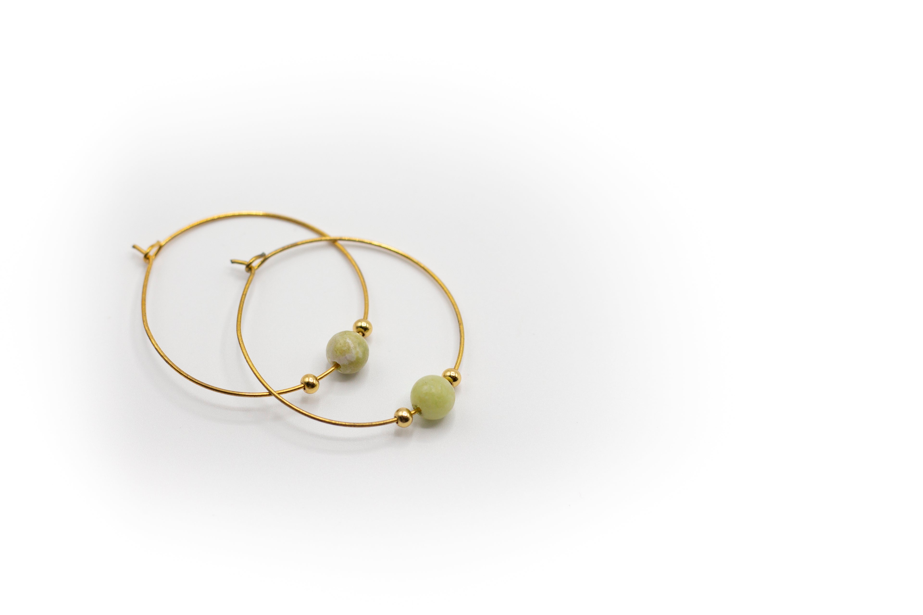 Goldfarbene Creolen aus Edelstahl mit natürlichem Jadestein
