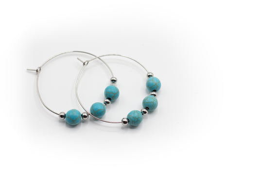 Silberfarbene Creolen aus Edelstahl mit natürlichem Türkisstein