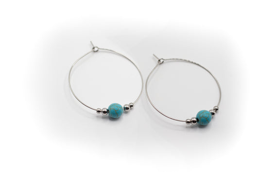 Silberfarbene Creolen aus Edelstahl mit natürlichem Türkisstein