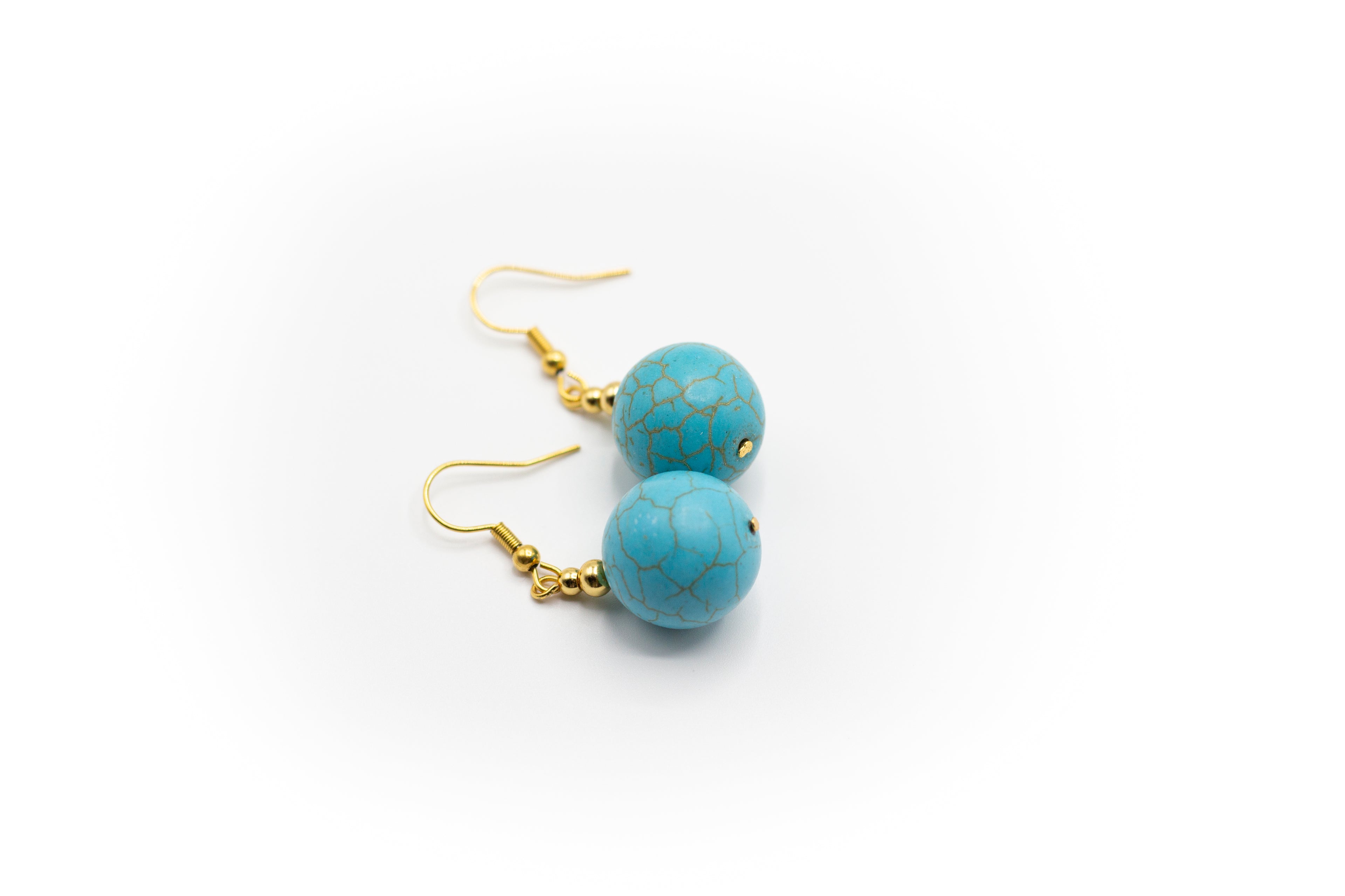 pendientes gancho de acero inoxidable color oro con piedra natural turquesa