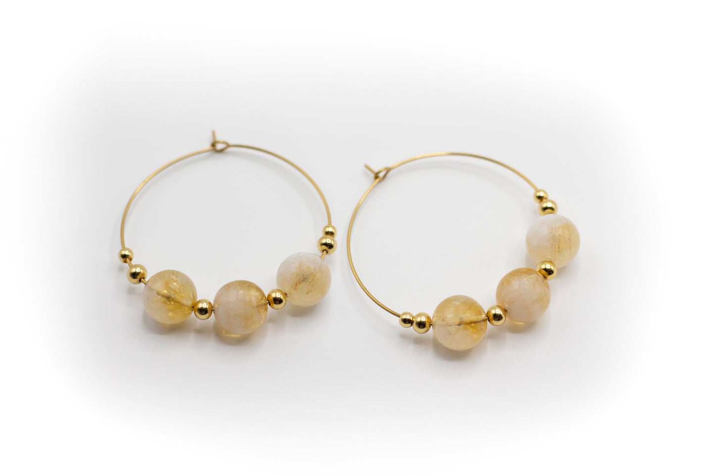 Goldfarbene Creolen aus Edelstahl mit natürlichem Citrinstein