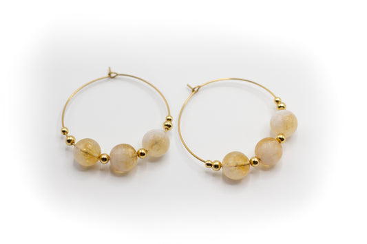 Goldfarbene Creolen aus Edelstahl mit natürlichem Citrinstein