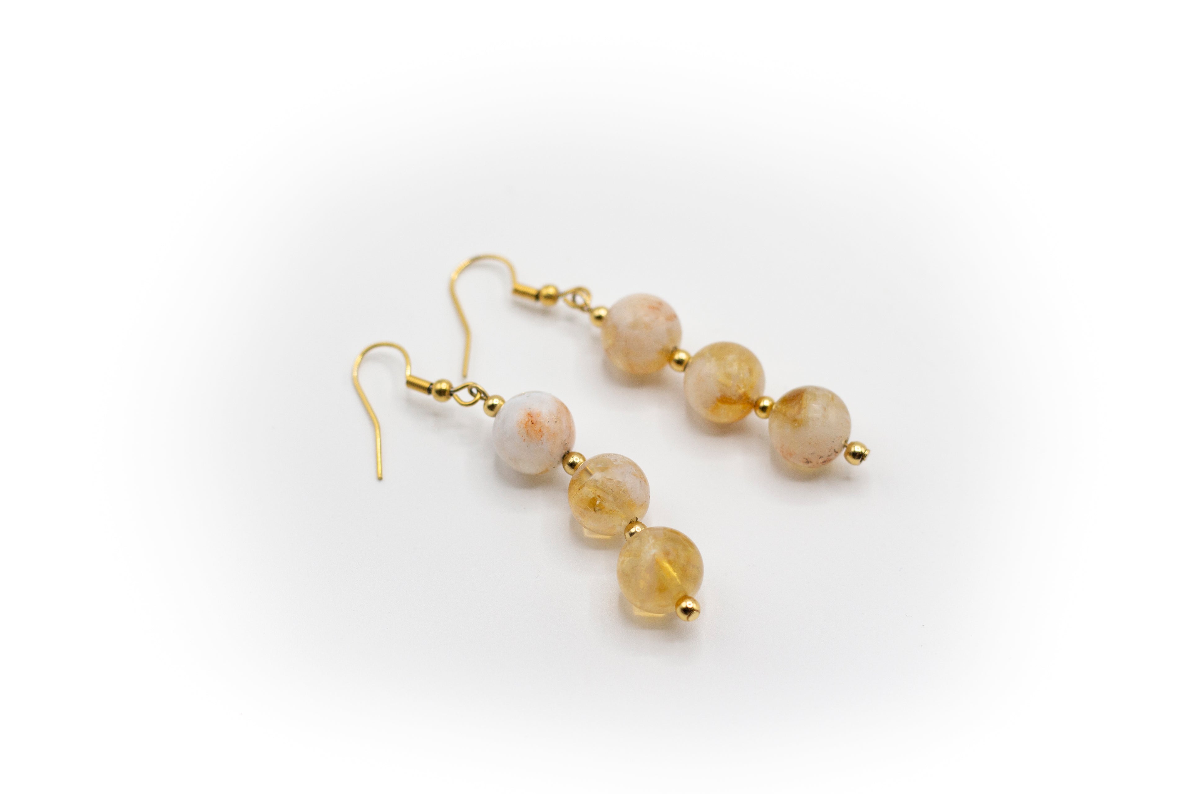pendientes gancho de acero inoxidable color oro con piedra natural citrino