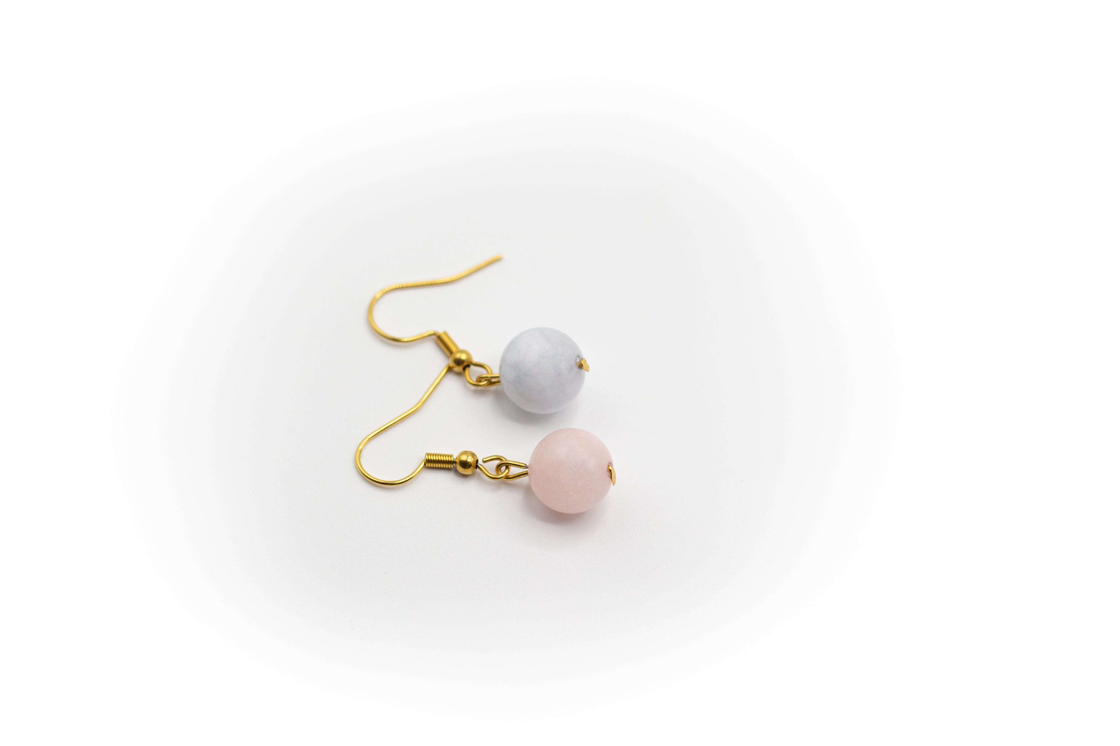 pendientes gancho de acero inoxidable color oro con piedra natural morganita de berilo (AZUL Y ROSA)