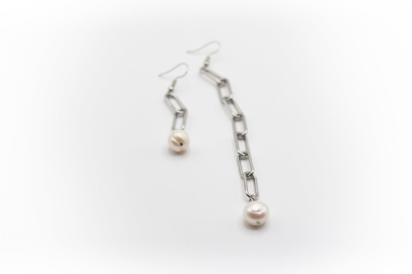 Ungleichmäßige Hakenohrringe und silberfarbene Edelstahlkette mit Naturperle