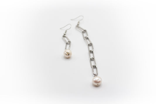 Ungleichmäßige Hakenohrringe und silberfarbene Edelstahlkette mit Naturperle