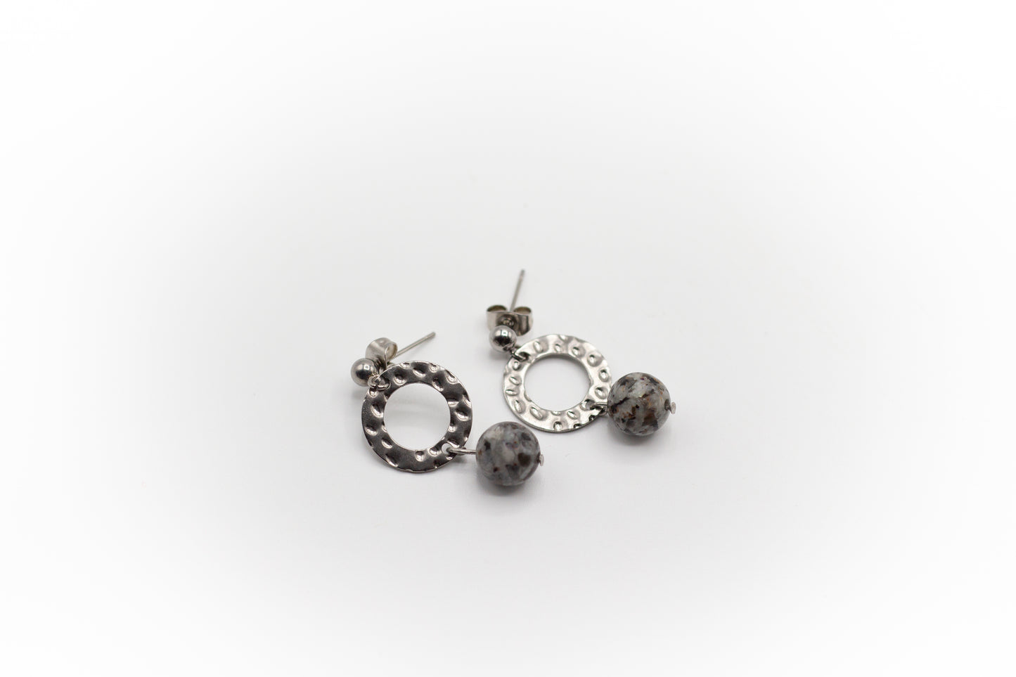 Silberfarbene Edelstahl-Haken- und Creolen mit natürlichem Flammenstein