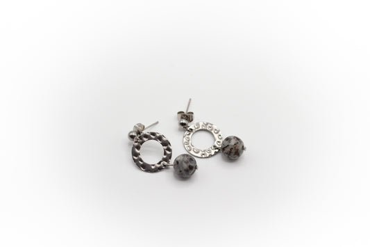 Silberfarbene Edelstahl-Haken- und Creolen mit natürlichem Flammenstein