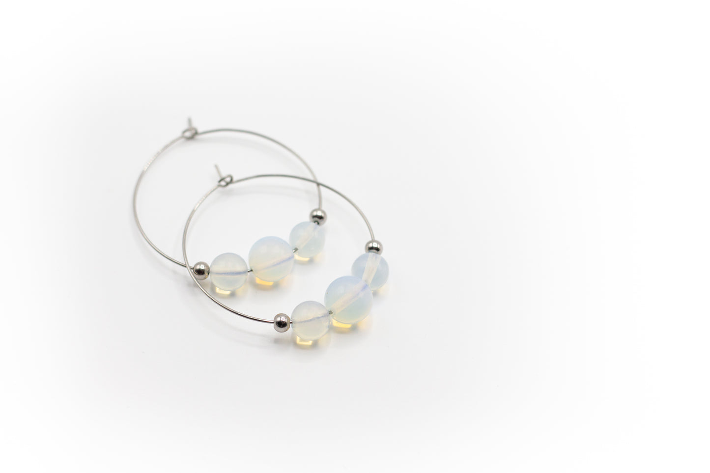 Silberfarbene Creolen aus Edelstahl mit natürlichem Opalstein