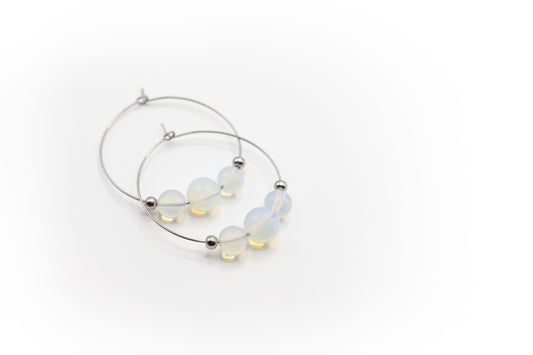 Silberfarbene Creolen aus Edelstahl mit natürlichem Opalstein