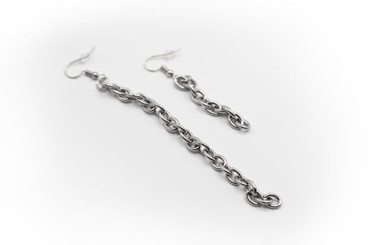 ungleichmäßige Hakenohrringe mit silberfarbener Edelstahlkette