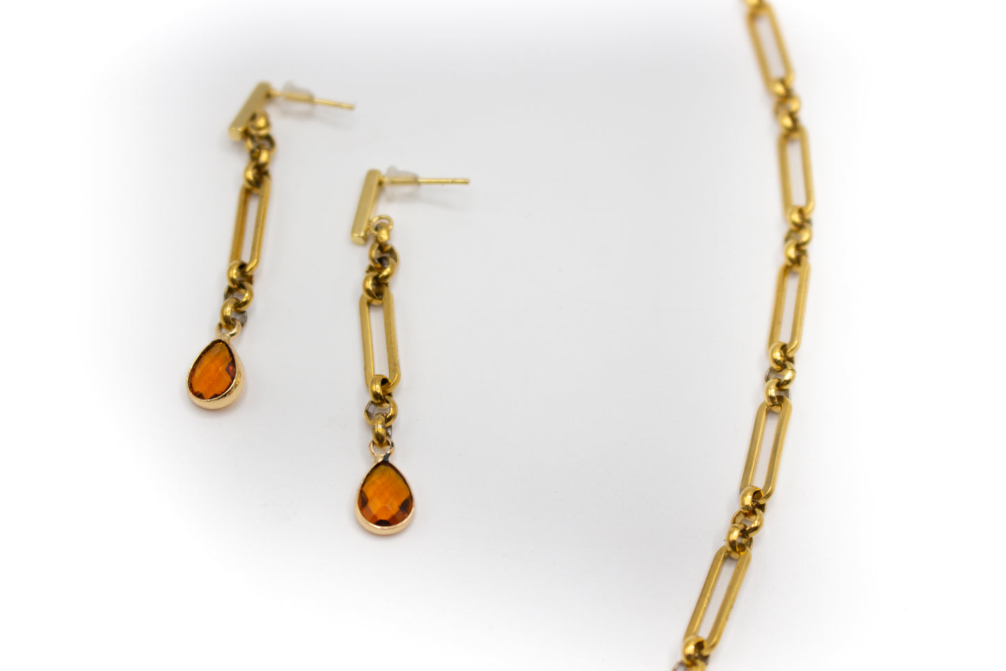 Goldfarbene Edelstahl-Hakenohrringe mit orangefarbenem Kristall