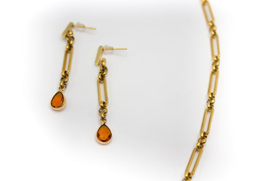 Goldfarbene Edelstahl-Hakenohrringe mit orangefarbenem Kristall