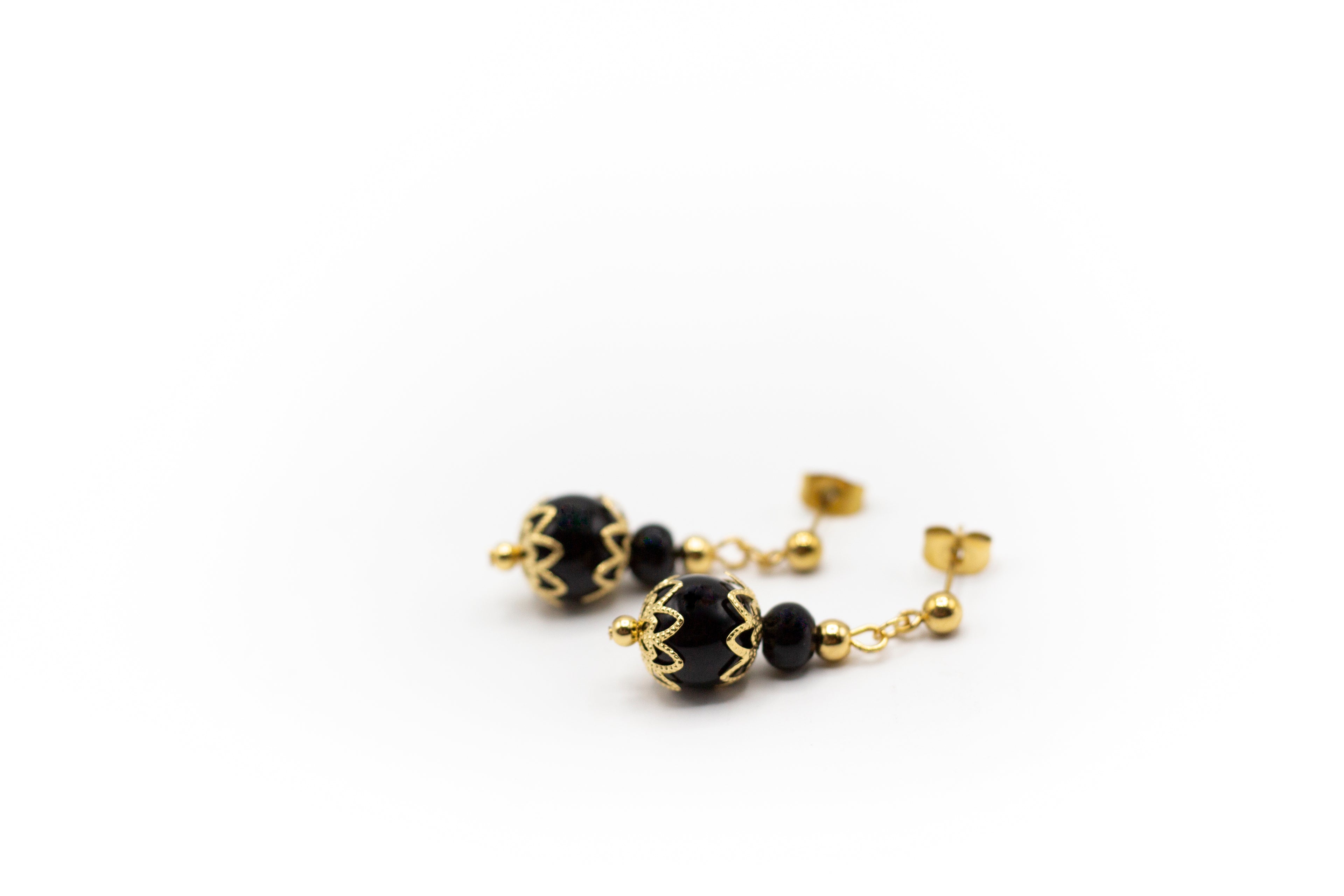 Ohrstecker aus goldfarbenem Edelstahl und natürlichem Onyxstein