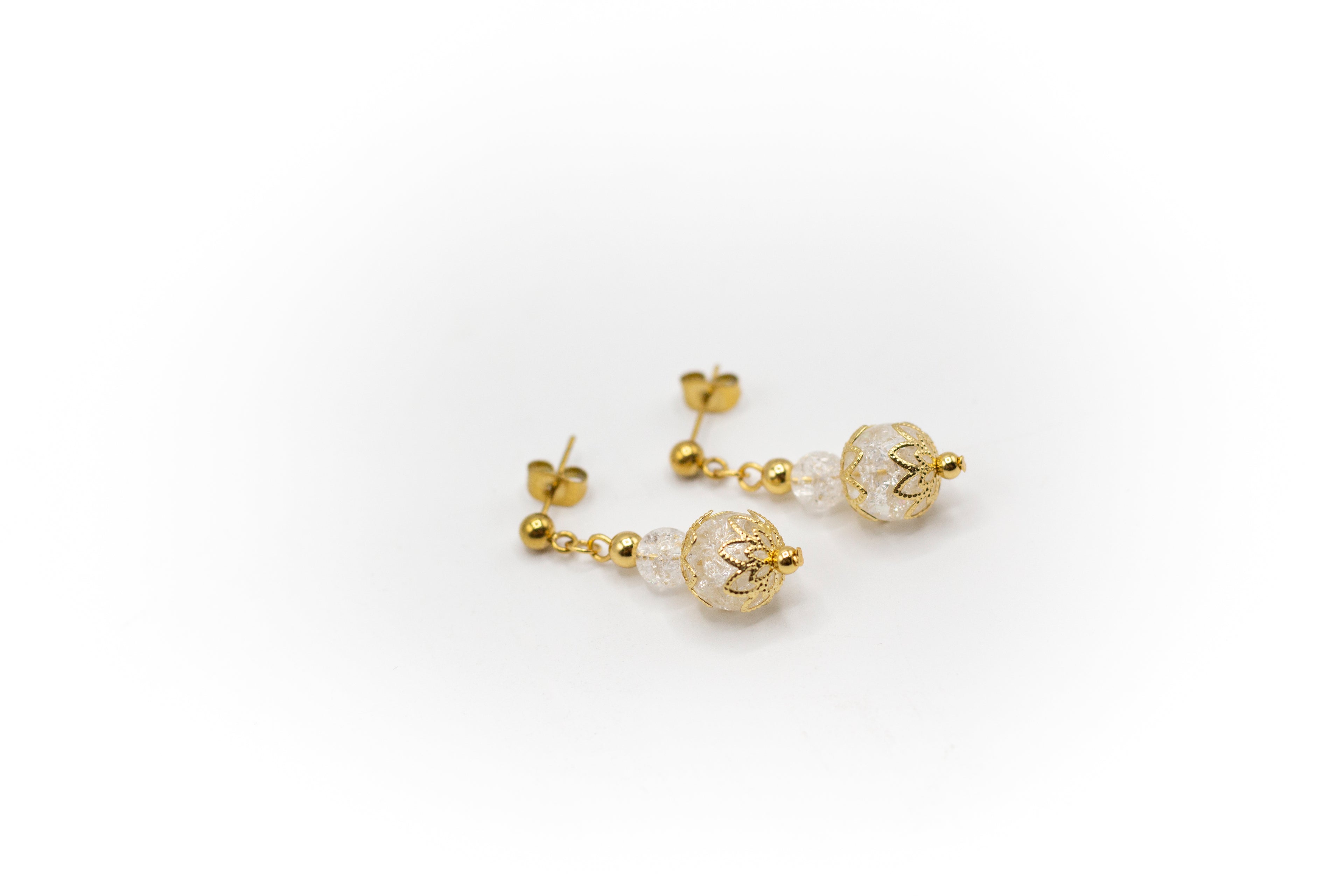 Ohrstecker aus goldfarbenem Edelstahl und natürlichem Rissquarzstein