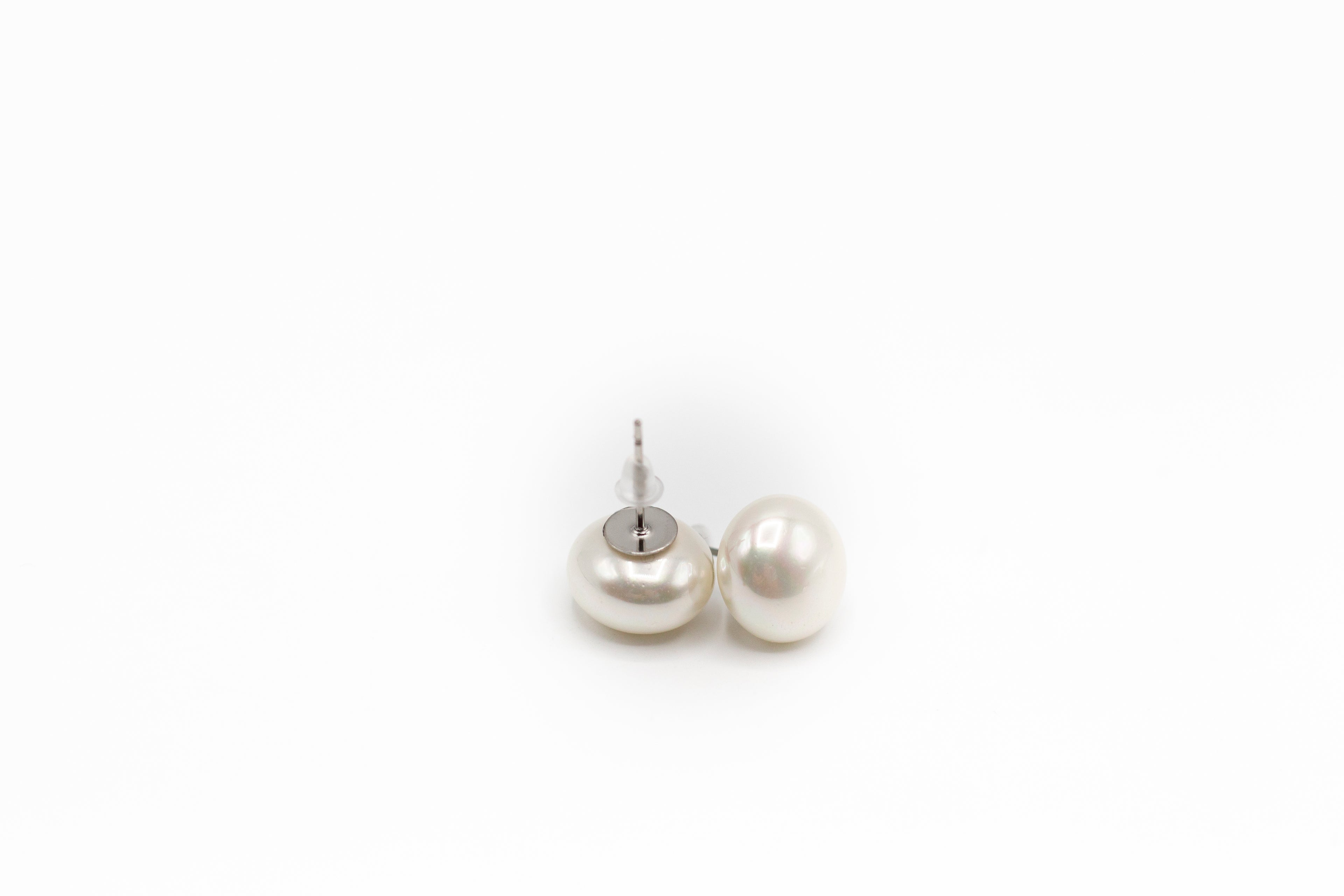 Silberfarbene Ohrstecker aus Edelstahl und Naturperlen (GROSS)