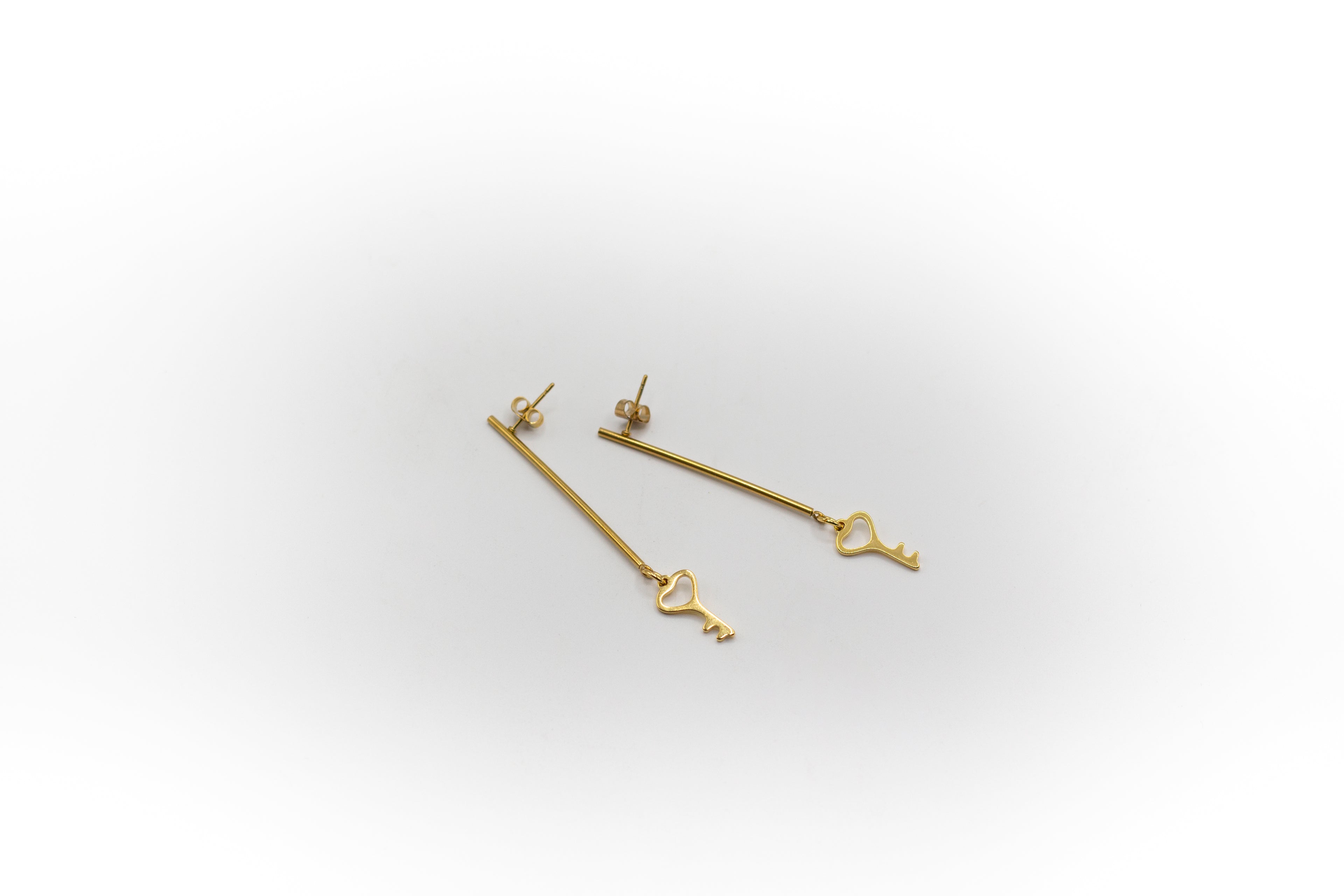 Goldfarbene Herz-Schlüssel-Ohrstecker aus Edelstahl