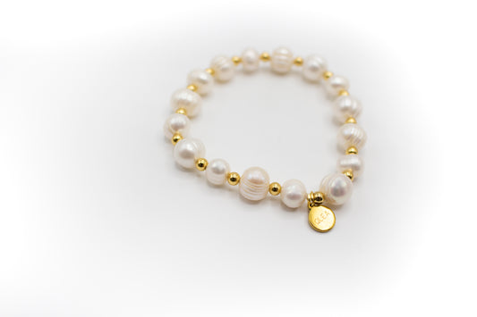 Bracelet composé de perles de culture naturelles et d'entretoises en acier inoxydable couleur or